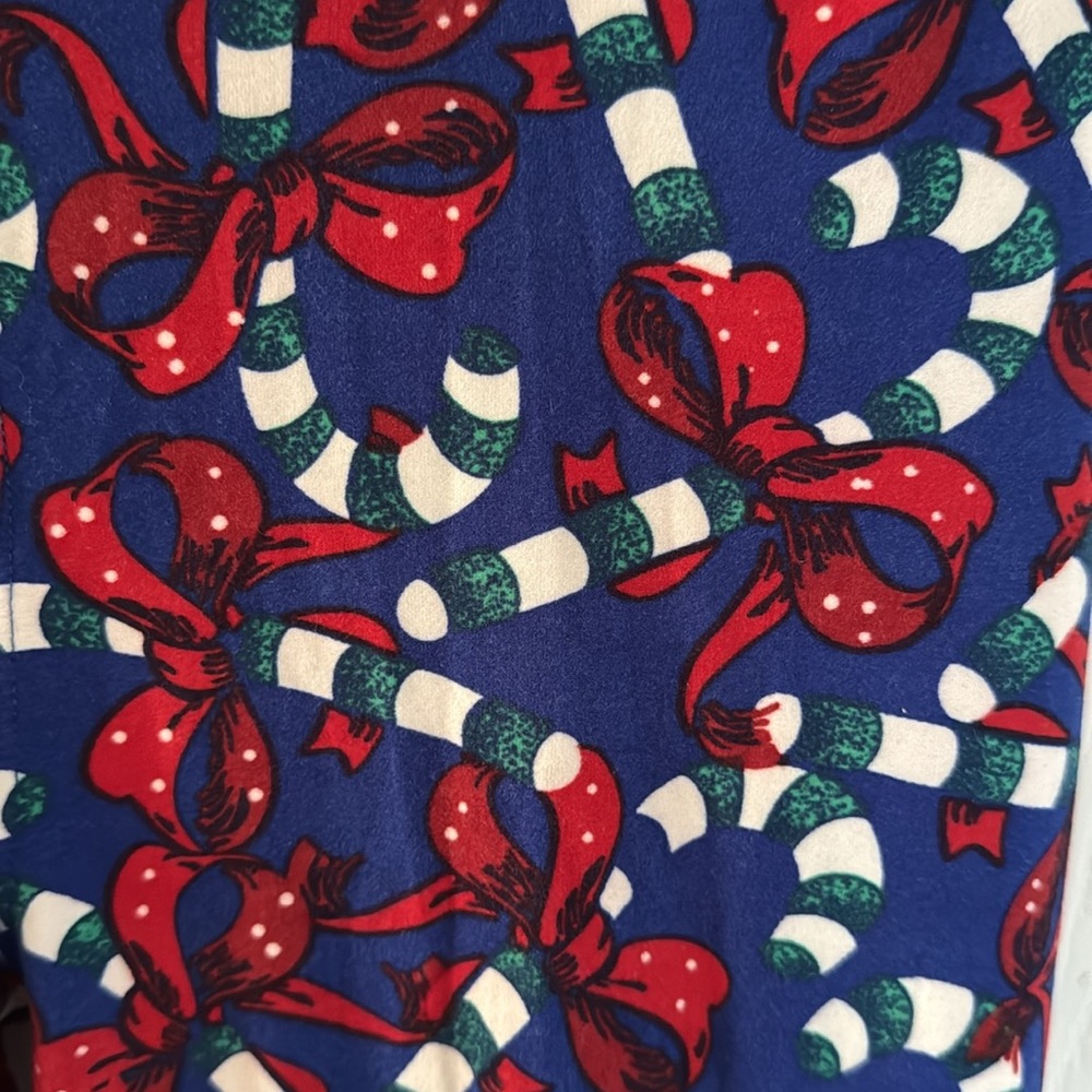 *LIKE NEW* LuLaRoe Christmas Green/White Candy Canes w/ Red Bows Leggings - OS - Picture 4 of 6